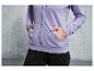 Een close-up van een paarse hoodie met rits en zwarte broek.