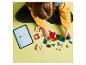 Enfant construisant avec des blocs de jeu en suivant les instructions sur une tablette.