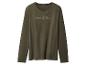 Un t-shirt vert olive à manches longues avec le texte 'Here & Now' sur le devant.