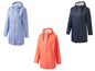 Trois imperméables de couleurs différentes : bleu clair, orange et bleu marine.