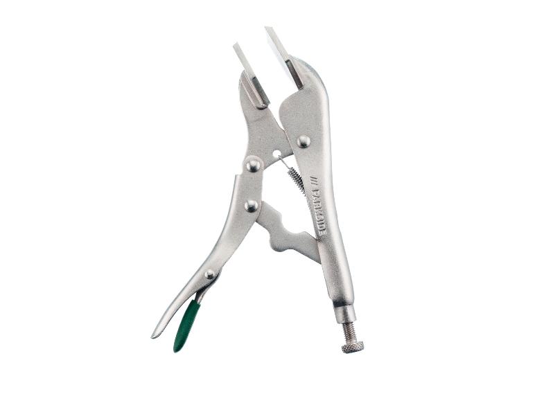 Metalen griptang met groene handgreep, op een witte achtergrond.