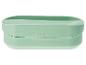 Groene lunchbox met deksel, met het merklogo in het midden.