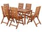Houten tafel en zes opvouwbare stoelen voor buiten.