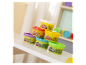 Verschillende kleine potjes Play-Doh klei op een tafel gestapeld.