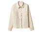 Chemise beige à manches longues avec poches poitrine