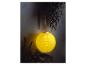 Gele ronde hangende solar lamp aan de muur.