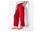 Rode wijde broek met hoge taille, trekkoord en gouden sandalen.