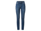 Un jean skinny bleu pour femme.