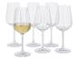 Six verres à vin en verre, l'un rempli de vin blanc.