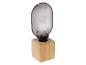 Lampe de table avec base en bois et abat-jour en verre en forme d'ampoule.