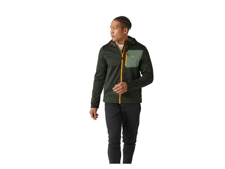 Homme portant une veste Berghaus à fermeture éclair, vert foncé, avec un détail vert olive.