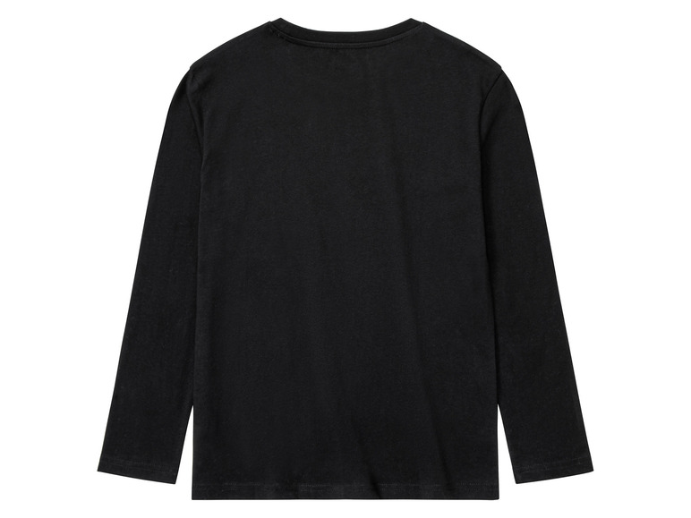 Un t-shirt noir à manches longues.