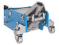 Un cric hydraulique bleu avec des roues.