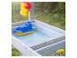 Kinder water- en zandtafel met blauwe boot en gele gieter.