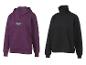 Deux sweats, un violet à capuche et un noir à col montant.
