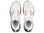 Paire de chaussures de course blanches et noires avec lacets orange, vue de dessus