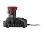 Chargeur de batterie noir et rouge avec batterie insérée, connecté à un câble d'alimentation