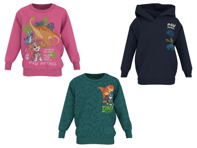 Drie kinderhoodies: roze met dinosaurus en hond, groen met dinopatroon en marineblauw met logo.