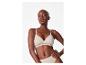 Femme en soutien-gorge et culotte côtelés couleur chair.