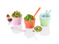 Trois verres colorés avec du yaourt vert, du kiwi et des figues.