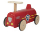 Un chariot en bois rouge avec des roues, en forme de voiture.