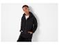 Jongen in zwarte hoodie en wit T-shirt