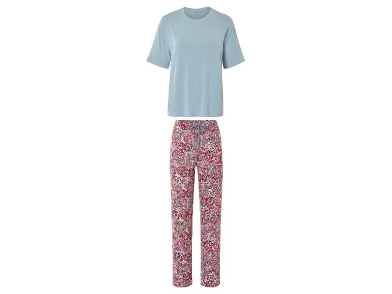 Un t-shirt bleu et un pantalon à imprimé paisley.