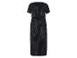 Robe longue noire à pois blancs.