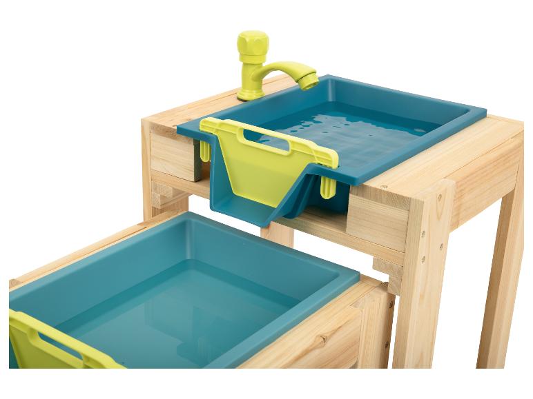 Een houten speeltafel met twee blauwe bakken, een kraan en een gele gootsteen.