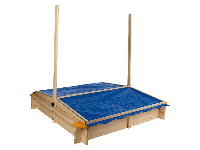 Een houten zandbak met een blauw zeil