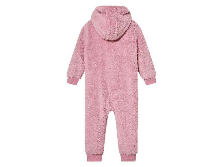 Een roze, pluche jumpsuit voor baby's met capuchon.