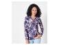 Une femme portant une chemise à motif camouflage.
