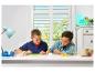 Deux garçons jouent avec des kits de fouille de dinosaures et des squelettes de dinosaures.