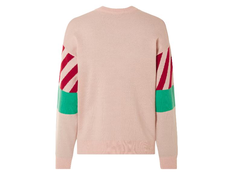 Un pull rose avec des rayures rouges et vertes sur les manches.