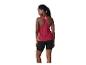 Femme en débardeur de sport rouge et short cycliste noir, vue de dos.