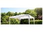 Witte gazebo in een groene tuin.