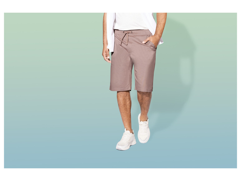 Un homme en short et des baskets blanches.