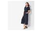 Zwarte jumpsuit en beige mules voor dames.