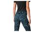 Sportlegging met geometrisch patroon en zwart t-shirt.