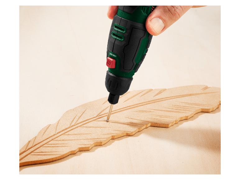 Elektrische mini-slijpmachine gebruikt om een houten veer te graveren.