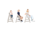 Trois enfants assis sur des chaises d'enfants grises de tailles différentes.