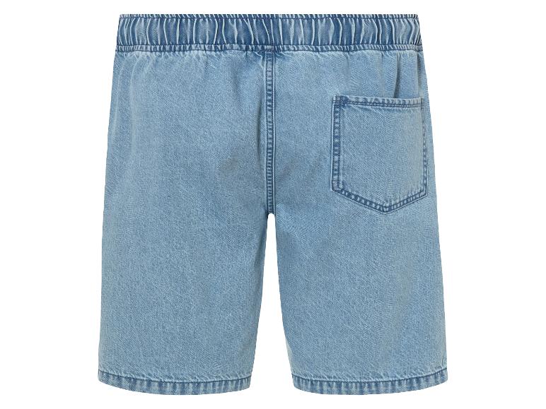 Lichtblauwe denim shorts.