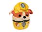 Een gele Paw Patrol knuffel met een werkkleed en een helm.