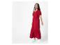 Robe longue rouge à volants et chaussures blanches.
