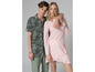 Een man en een vrouw dragen casual kleding, hij draagt een groen shirt met camouflageprint en zij een roze jurk.