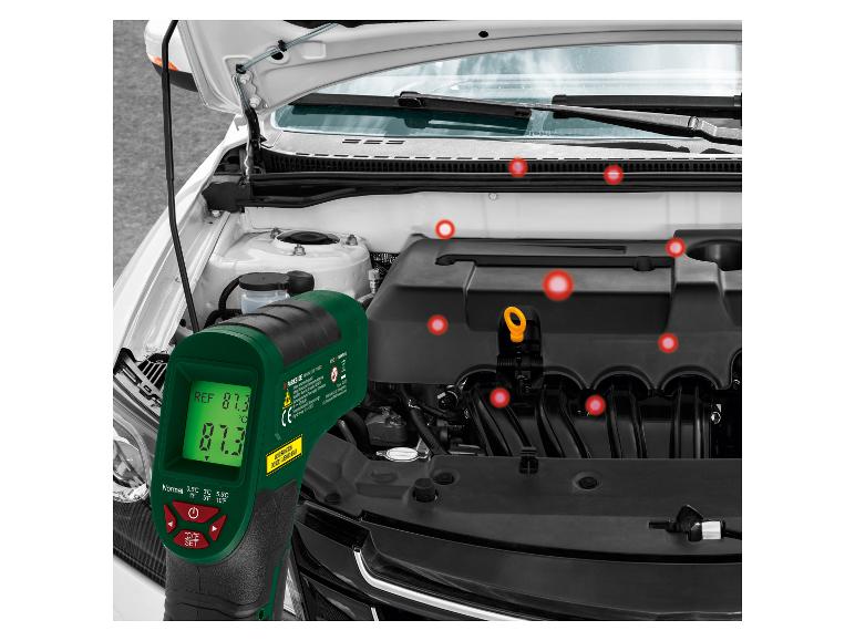 Thermomètre infrarouge PARKSIDE mesurant la température d'un moteur de voiture.