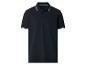 Zwart poloshirt met wit-blauw gestreepte kraag en mouwboorden.