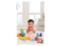 Baby speelt met sensorische blokken en ballen.