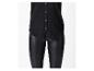 Zwart overhemd met knopen en zwarte leren leggings.