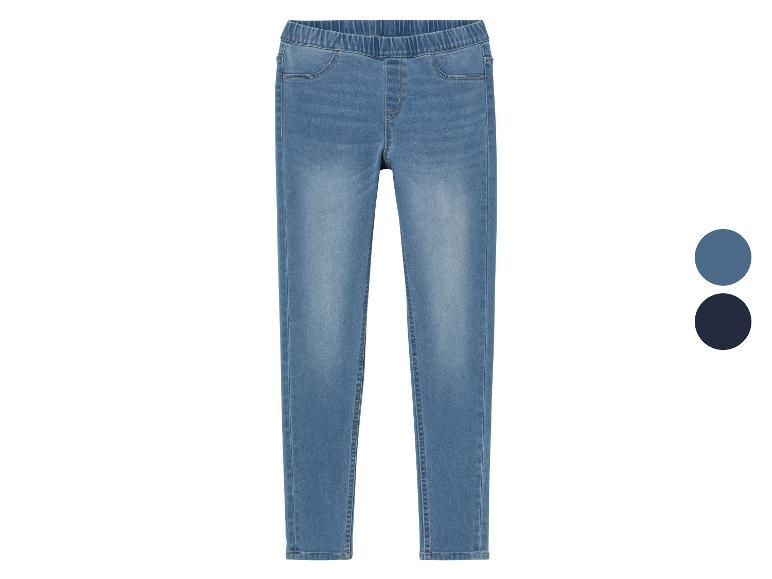 Un jean bleu avec une taille élastique.